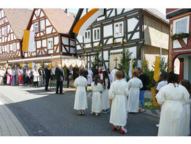 Fronleichnamsprozession durch die Straßen von Naumburg (© Karl-Franz Thiede)